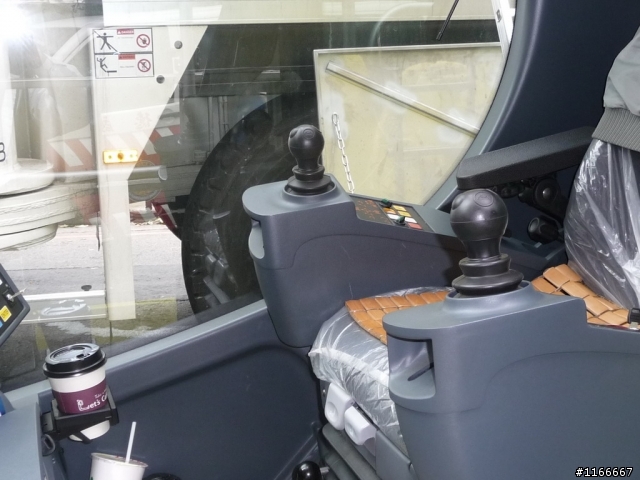 LIEBHERR-1200T吊車上工了 "2/16日新增巨怪躺下照片(拆除)"