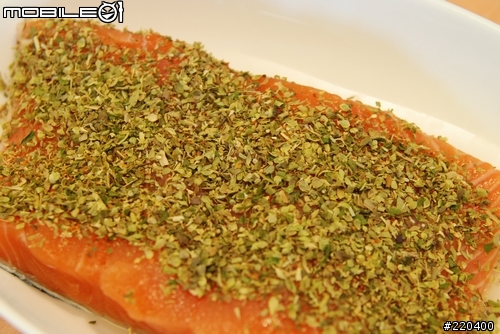 來自義大利的美味!!培根蒜片辣椒義大利麵佐黑胡椒青花菜配義式香草鮭魚 ~飢餓相片版