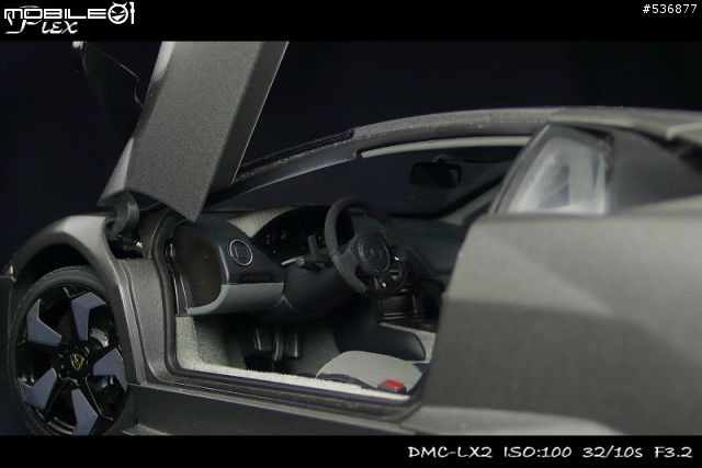 [1/18]地表上的戰鬥機 － Reventon