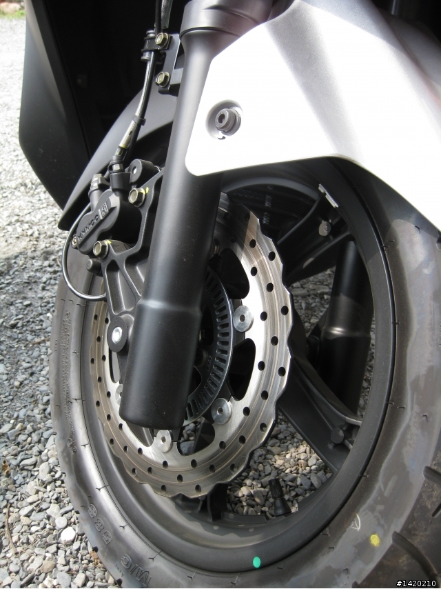 掛試車牌的KYMCO DOWNTOWN 300i