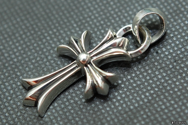 當珠寶皇帝遇見銀飾帝王--Chrome Hearts 經典十字架墜子與皮繩搭配(特別附錄--Chanel N°5 攜帶式香氛組)