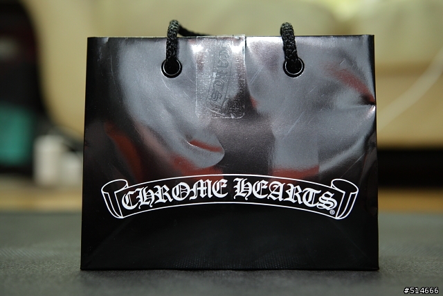 當珠寶皇帝遇見銀飾帝王--Chrome Hearts 經典十字架墜子與皮繩搭配(特別附錄--Chanel N°5 攜帶式香氛組)