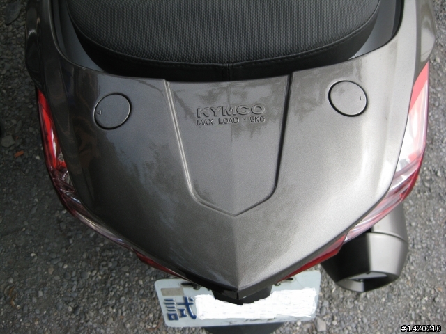 掛試車牌的KYMCO DOWNTOWN 300i