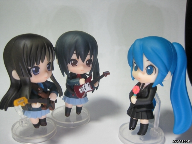 [開箱]就愛小黏土人之 K-ON! 輕音部 五人集合(同場加映V家溝來亂~~~)