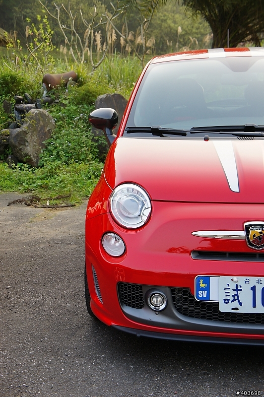 驚見超火紅 Abarth 500 法拉利 695(有圖)!!