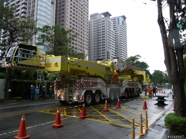 LIEBHERR-1200T吊車上工了 "2/16日新增巨怪躺下照片(拆除)"