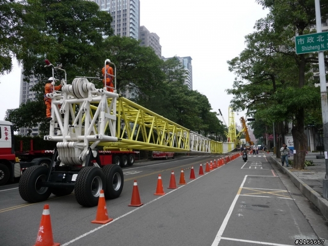 LIEBHERR-1200T吊車上工了 "2/16日新增巨怪躺下照片(拆除)"