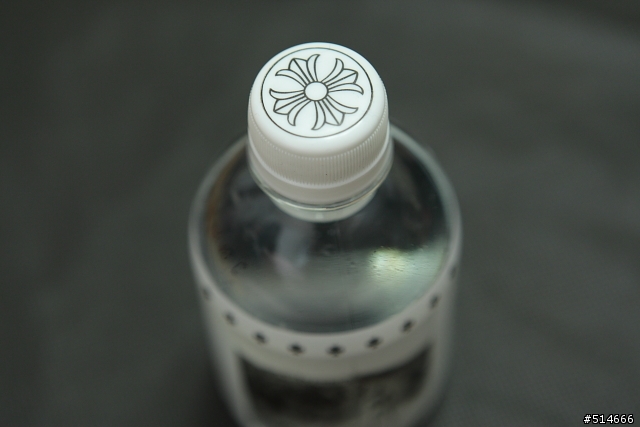 當珠寶皇帝遇見銀飾帝王--Chrome Hearts 經典十字架墜子與皮繩搭配(特別附錄--Chanel N°5 攜帶式香氛組)