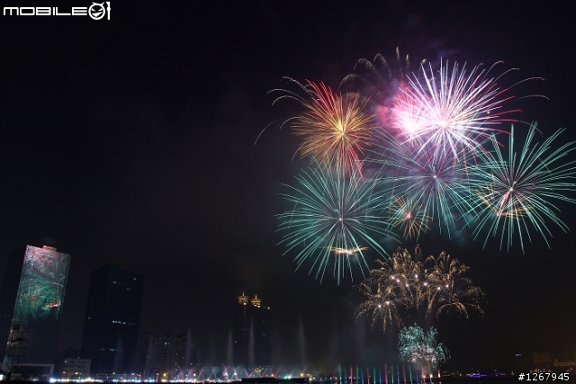 討論器材之餘~大家來PO一下高雄燈會煙火吧!!