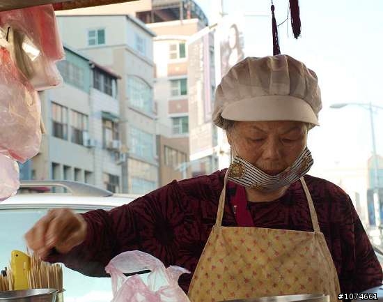 鹽埕區的大禮街沙仔地市場~老阿嬤的黑輪攤．為母則強的故事