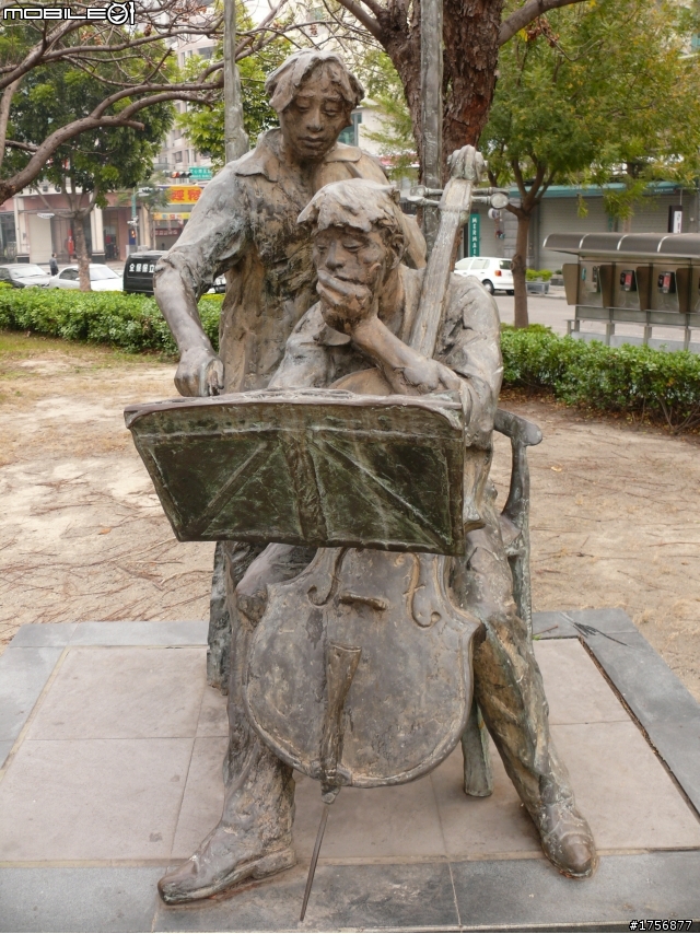 【小品】台中市區''豐樂雕塑公園''任意跑