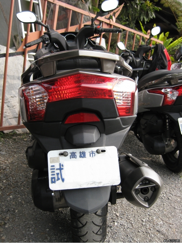 掛試車牌的KYMCO DOWNTOWN 300i