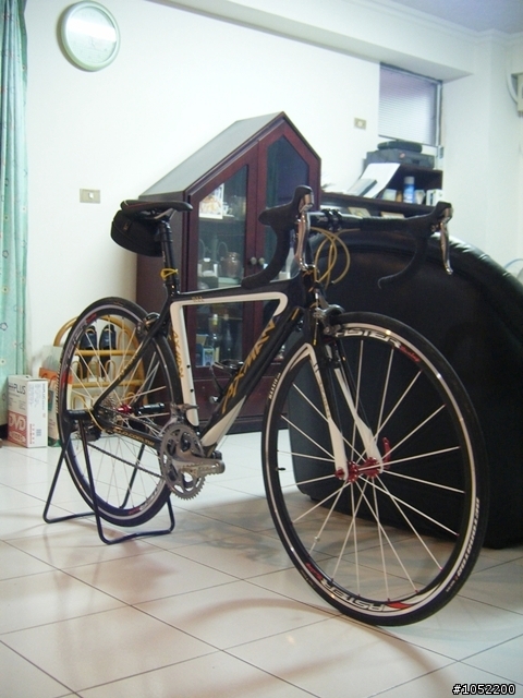 [分享]AXMAN R11 黑金 碳纖維公路車 (2/17新增AMAIN T. RD40SL鋁合金板輪)