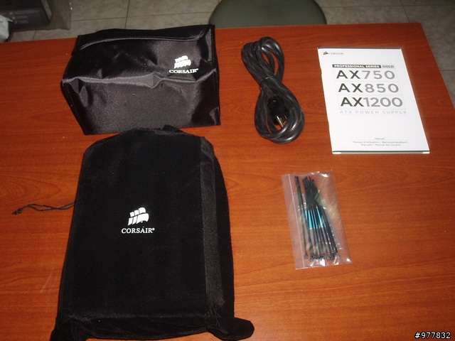 [純開箱]過完年 幫電腦換個新家 流線胖寶貝 Corsair 600T