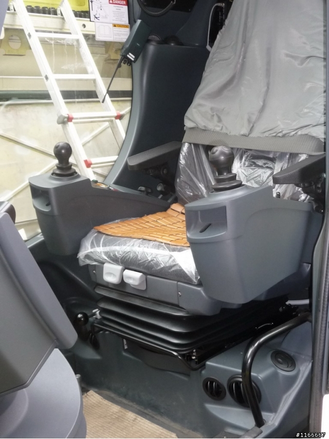 LIEBHERR-1200T吊車上工了 "2/16日新增巨怪躺下照片(拆除)"
