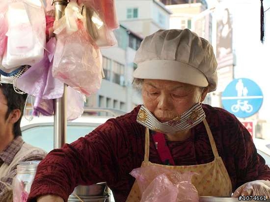 鹽埕區的大禮街沙仔地市場~老阿嬤的黑輪攤．為母則強的故事