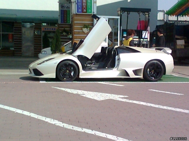 人生拍到的第二台牛->>>LP640 Roadster ??