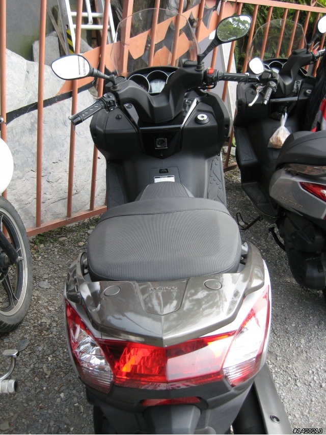 掛試車牌的KYMCO DOWNTOWN 300i
