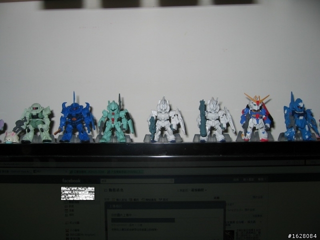 Gundam Converge FW 挺立於螢幕上~