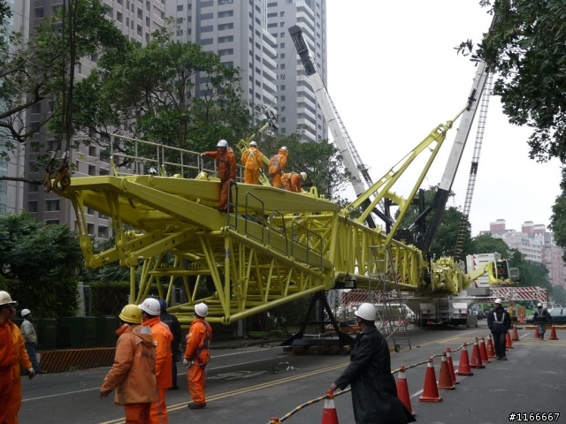 LIEBHERR-1200T吊車上工了 "2/16日新增巨怪躺下照片(拆除)"