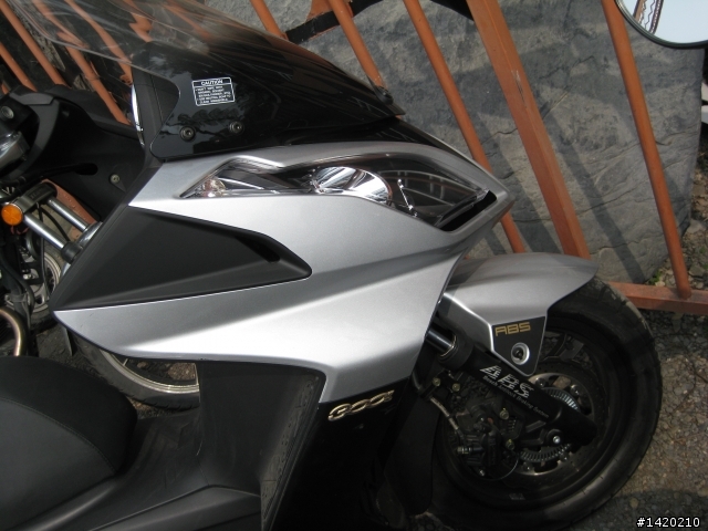 掛試車牌的KYMCO DOWNTOWN 300i
