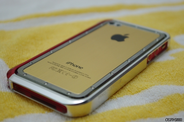 很滿意的iphone4新衣服~讚啦~歡迎大家來PO一下愛機尬一下美^^