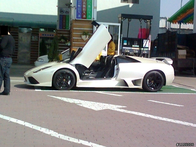 人生拍到的第二台牛->>>LP640 Roadster ??