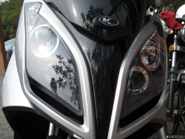 掛試車牌的KYMCO DOWNTOWN 300i