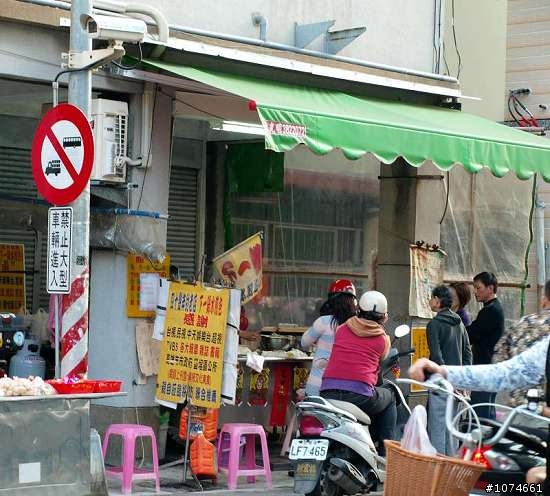鹽埕區的大禮街沙仔地市場~老阿嬤的黑輪攤．為母則強的故事