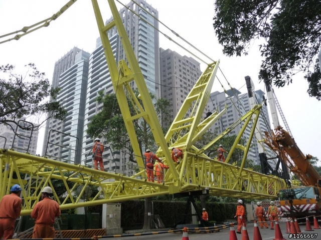 LIEBHERR-1200T吊車上工了 "2/16日新增巨怪躺下照片(拆除)"