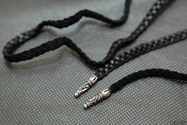 當珠寶皇帝遇見銀飾帝王--Chrome Hearts 經典十字架墜子與皮繩搭配(特別附錄--Chanel N°5 攜帶式香氛組)