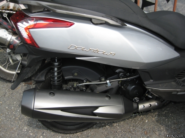 掛試車牌的KYMCO DOWNTOWN 300i