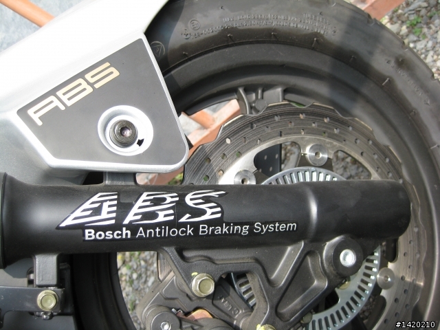 掛試車牌的KYMCO DOWNTOWN 300i