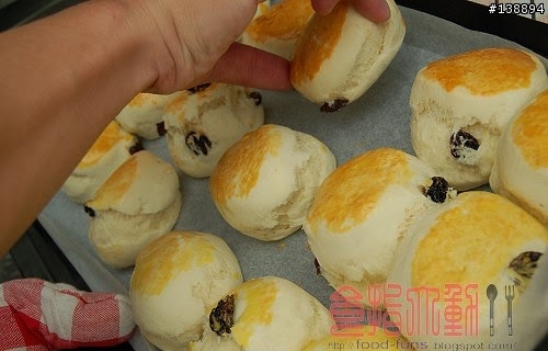 [烘焙菜鳥日誌] 爆很大的「葡萄司康餅」(Scone) ~味道還不賴呢！