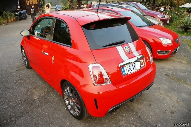 驚見超火紅 Abarth 500 法拉利 695(有圖)!!