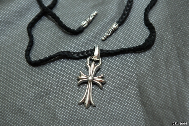 當珠寶皇帝遇見銀飾帝王--Chrome Hearts 經典十字架墜子與皮繩搭配(特別附錄--Chanel N°5 攜帶式香氛組)