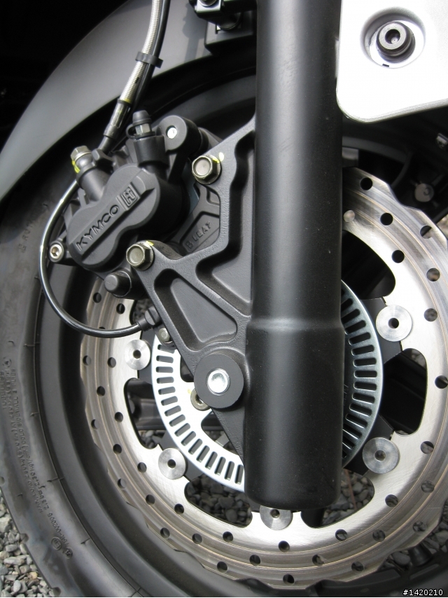 掛試車牌的KYMCO DOWNTOWN 300i