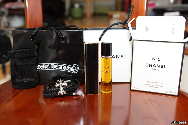 當珠寶皇帝遇見銀飾帝王--Chrome Hearts 經典十字架墜子與皮繩搭配(特別附錄--Chanel N°5 攜帶式香氛組)