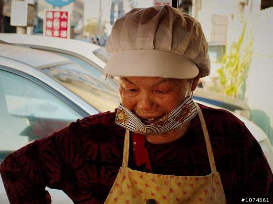 鹽埕區的大禮街沙仔地市場~老阿嬤的黑輪攤．為母則強的故事