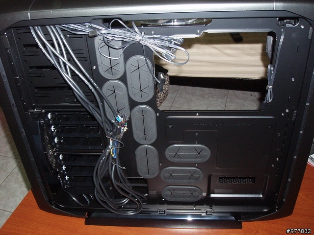 [純開箱]過完年 幫電腦換個新家 流線胖寶貝 Corsair 600T