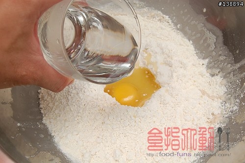 [烘焙菜鳥日誌] 簡易又美味「茄汁披薩」自己揉麵團最有味道！
