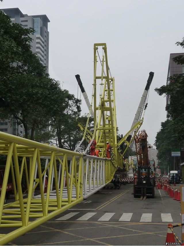 LIEBHERR-1200T吊車上工了 "2/16日新增巨怪躺下照片(拆除)"