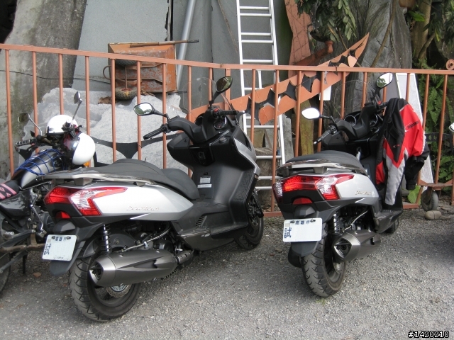 掛試車牌的KYMCO DOWNTOWN 300i