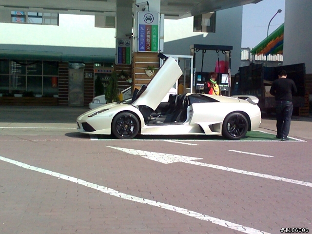 人生拍到的第二台牛->>>LP640 Roadster ??