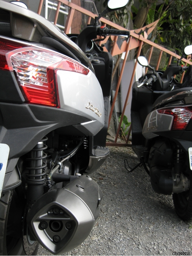掛試車牌的KYMCO DOWNTOWN 300i