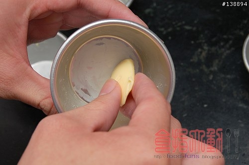 [烘焙菜鳥日誌] 團購超夯「熔岩巧克力小蛋糕」在家也能看火山熔岩秀！