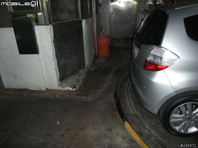 這樣的倒車攝影機,角度是不是太下面?