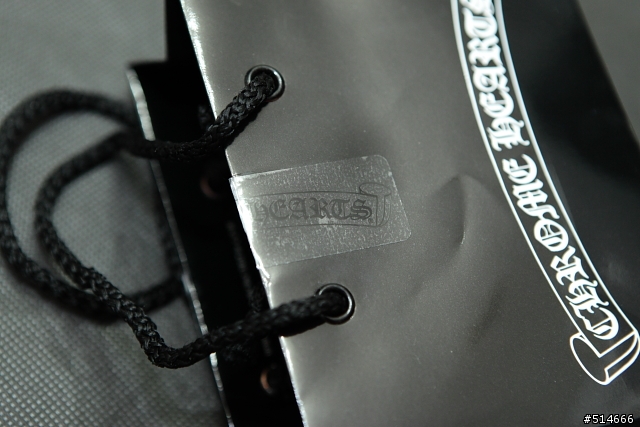 當珠寶皇帝遇見銀飾帝王--Chrome Hearts 經典十字架墜子與皮繩搭配(特別附錄--Chanel N°5 攜帶式香氛組)