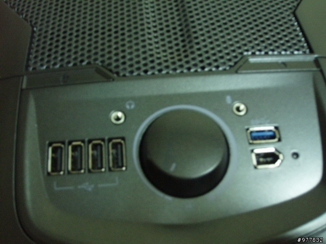 [純開箱]過完年 幫電腦換個新家 流線胖寶貝 Corsair 600T