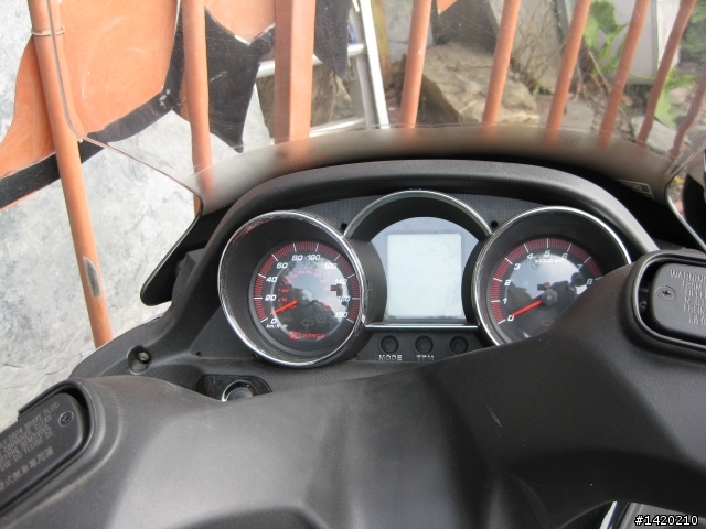 掛試車牌的KYMCO DOWNTOWN 300i